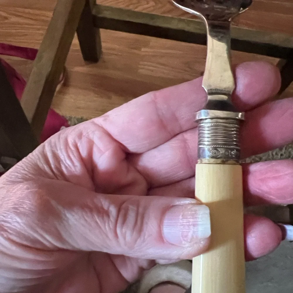 EPNS Vintage Fish Carving Set with Bakelite Cream Handles - Picture 8 of 9